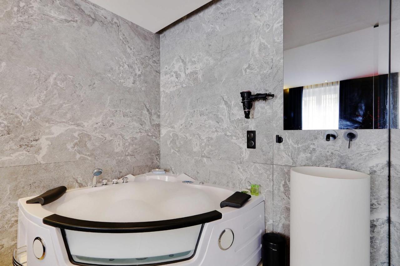 Couples Getaway Unit With Jacuzzi - City Center París Exterior foto